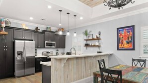 Coffee/tea maker, fridge, microwave, oven - Blissful New Orleans Retreat 3 Bedroom/ 2.5 bath (New Orleans)