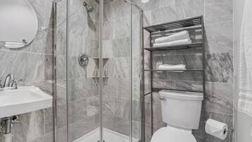 Douche, séchoir à cheveux, serviettes fournies