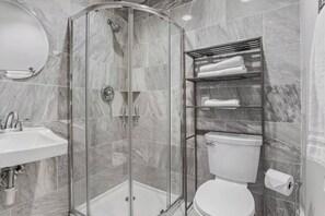 Dusche, Haartrockner, Handtücher