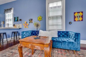 TV, offices - Adorable Mid City 2 Bedroom Centrally Located! (New Orleans)