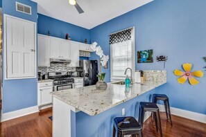 Fridge, microwave, oven, stovetop - Adorable Mid City 2 Bedroom Centrally Located! (New Orleans)