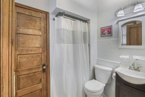 Shower, hair dryer, shampoo - Floral Fantasy in Historic Guest House (New Orleans)