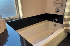 Articles de toilette écologiques, sèche-cheveux, serviettes fournies