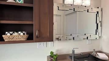 Miljøvennlige toalettsaker, hårføner, håndklær og såpe