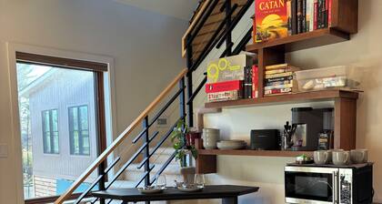Urban Farmstead Lux Loft: Near IU - EV charger, music studio