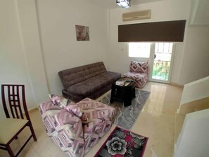 TV - 822. Quiet 2BR Townhouse | Sofa Bed | Gated Community (Sheikh Zayed)