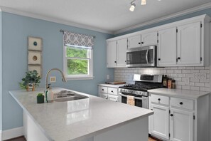 Casa, varias camas, patio, vistas al jardín (Southern Sunshine Retreat) | Cocina privada | Frigorífico, microondas, horno y placa de cocina