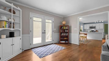 House, Multiple Beds, Patio, Garden View (Southern Sunshine Retreat) | Living area | 42-inch flat-screen TV with digital channels