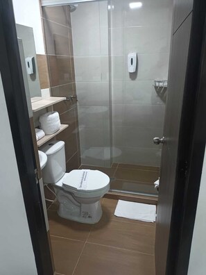 Standard-Einzelzimmer | Badezimmer | Dusche, Handtücher, Seife, Shampoo