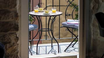 Deluxe-Apartment, Gartenblick | Essbereich im Zimmer