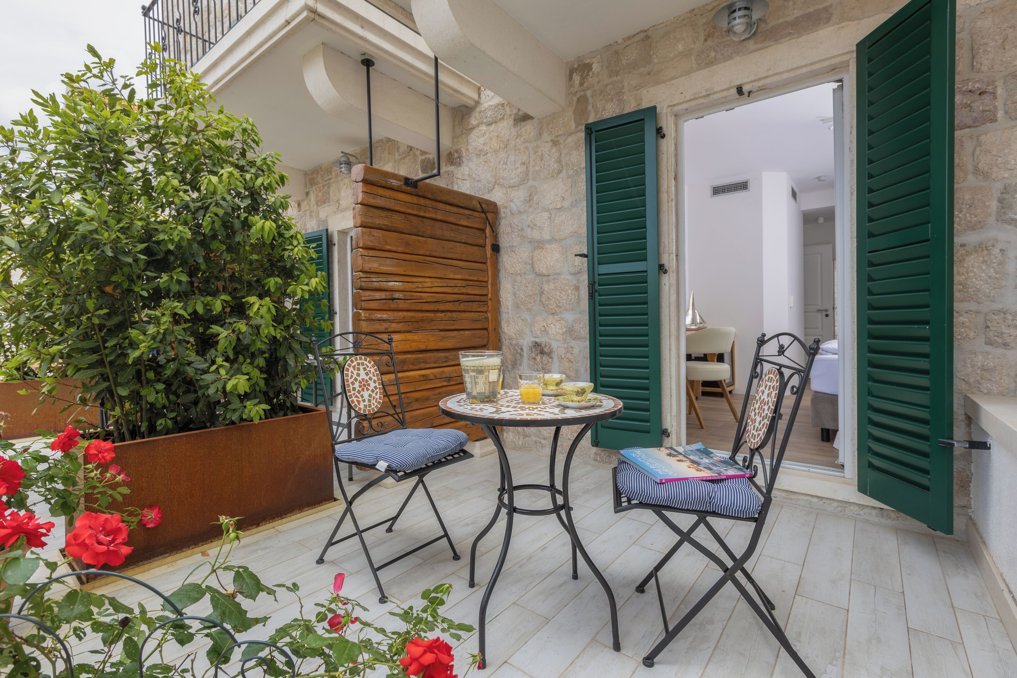 Habitación Deluxe doble, vistas al jardín | Espacio para trabajar con un portátil y wifi gratis