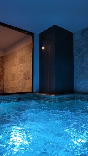 Een sauna, een bubbelbad
