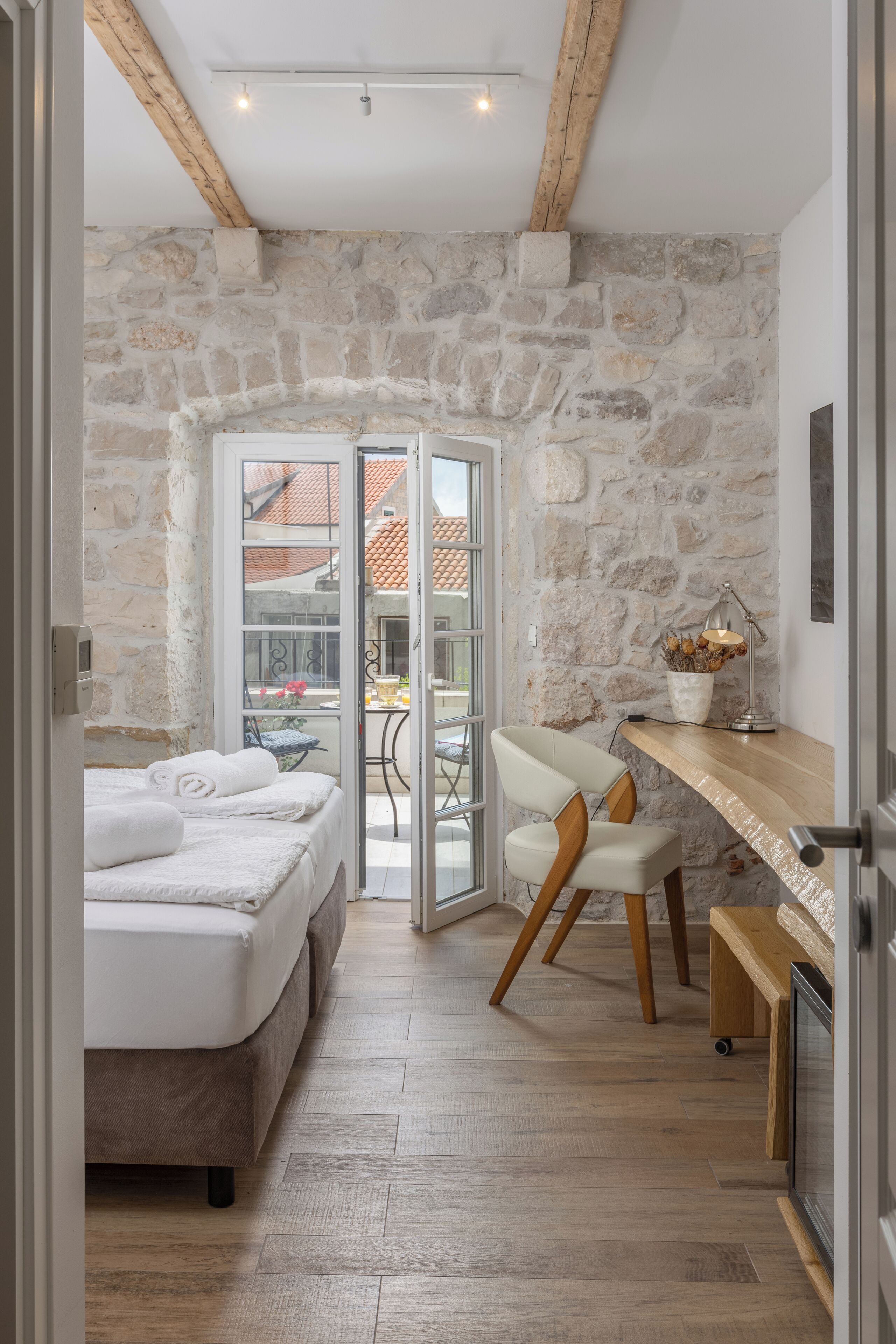 Deluxe Double Room, Garden View | In-room dining