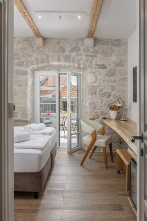 Deluxe Double Room, Garden View | In-room dining