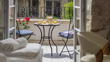 Deluxe-Doppelzimmer, Gartenblick | Essbereich im Zimmer