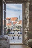 Laptop workspace, free WiFi