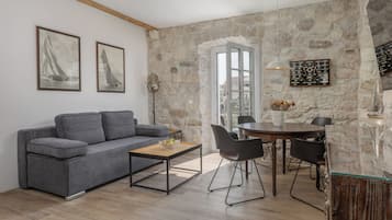 Deluxe Apartment, Garden View | In-room dining