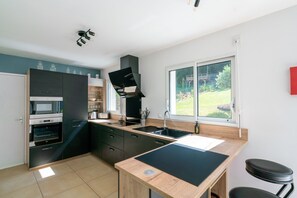 Coffee/tea maker, fridge, microwave, oven - La Lisière du large - Maison proche de la mer (Commes)