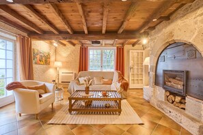 Een televisie en een open haard