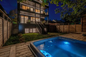 Vista frontal de la propiedad por la tarde o noche