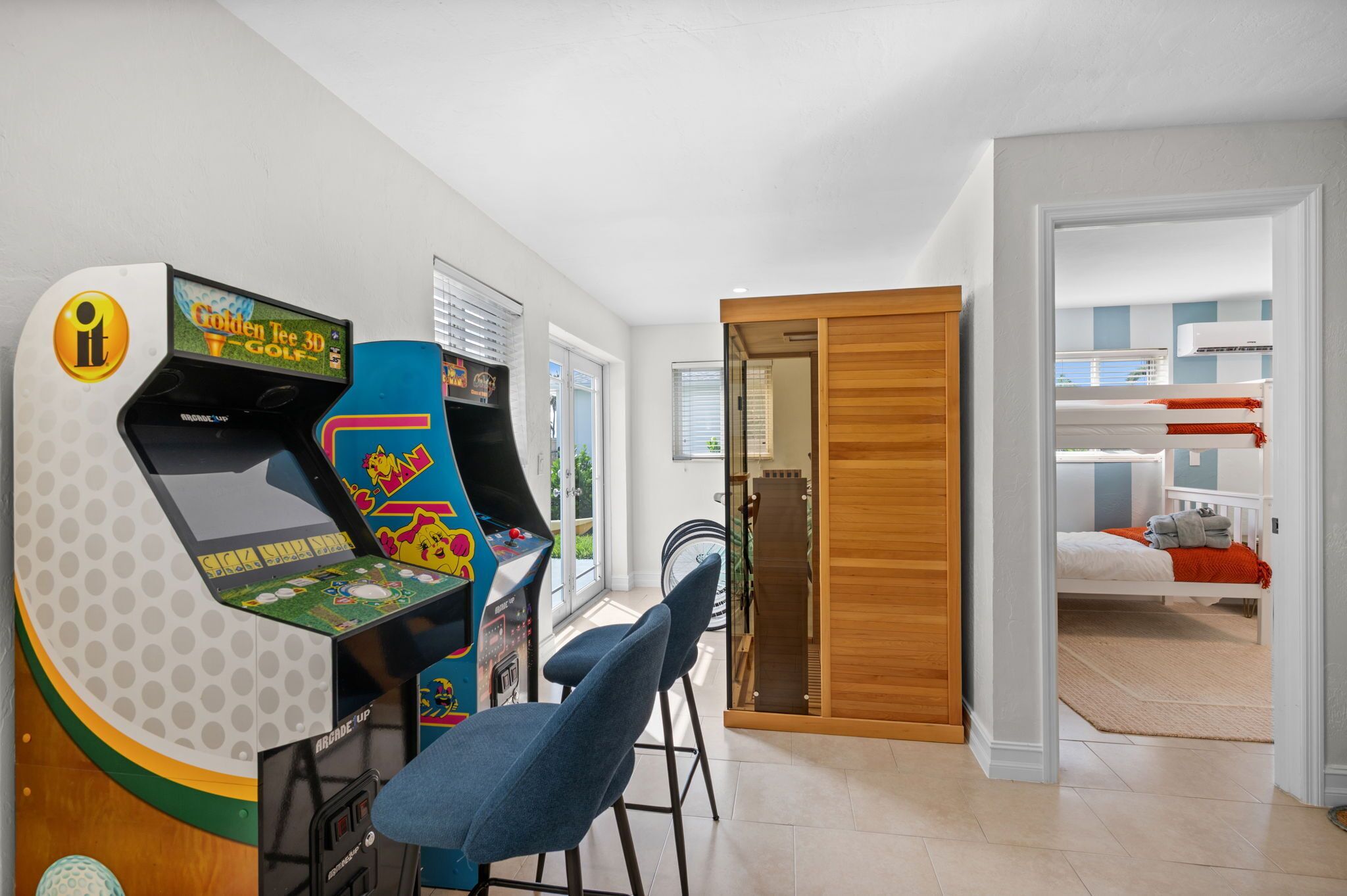 4 chambres, bureau, fer et planche à repasser, lit parapluie