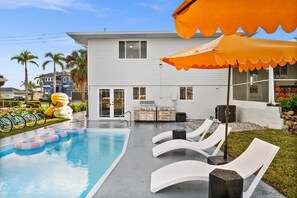 Alberca al aire libre y alberca climatizada