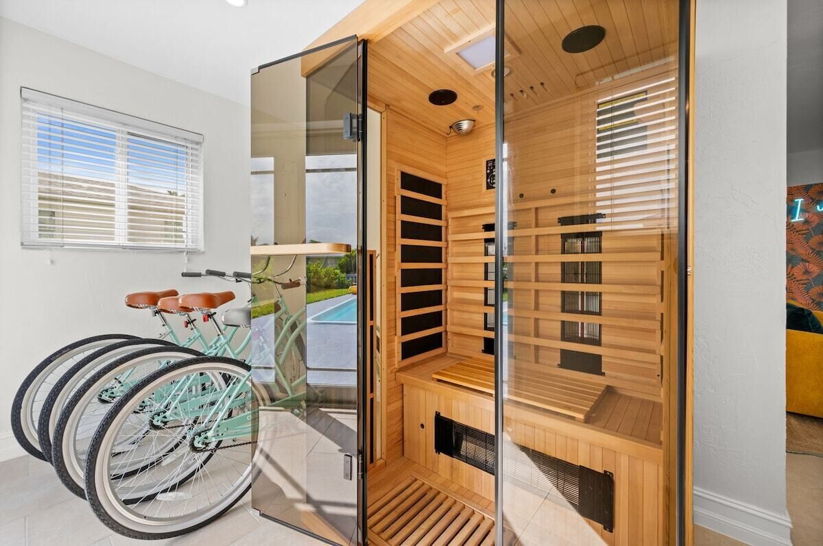 En sauna med glasdør, en cykel og udsigt til naturen.