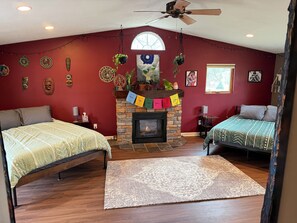 3 bedrooms, desk, iron/ironing board, free WiFi