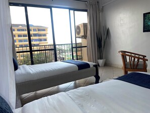 Quarto duplo luxo, sacada, vista para a cidade | 1 quarto, cofres nos quartos, ferros/tábuas de passar roupa