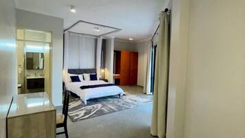 Suite Eksekutif, balkon, pemandangan kota | Brankas, setrika/meja setrika, dan Wi-Fi gratis