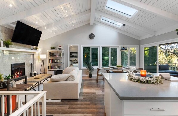 Interior - Modern Lake Home near Arrowheads, 3-bedroom house with Hot Tub in Crestline (Crestline)