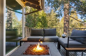 Terrace/patio - Modern Lake Home near Arrowheads, 3-bedroom house with Hot Tub in Crestline (Crestline)