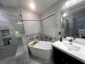 Hair dryer, towels, soap, toilet paper - Beautiful Herriman Home (Herriman)