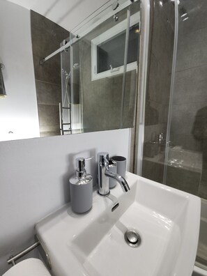 Hårtørrer, bidet, håndklæder, Sæbe
