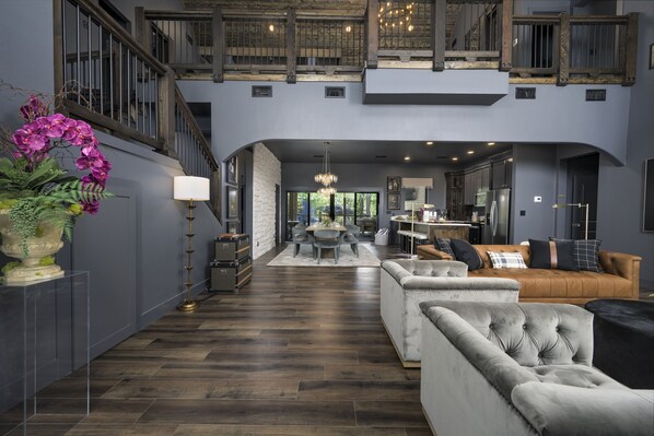 Smart TV, chimenea, videojuegos y libros