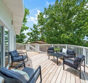 Terrace/patio - Spacious 3-bedroom apartment with WiFi, AC in amazing Panama City Beach (Panama City Beach)