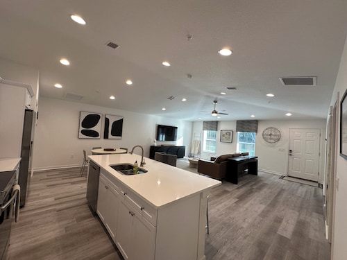 4 min to WEC, Crownwood Modern, NEW 3bd 2ba cozy townhome close to FAST 