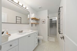 シャワー、ヘアドライヤー、タオル、石鹸