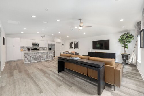 Crownwood Modern New 3bd 2ba WEC equestrian FAST Swimming, Golf