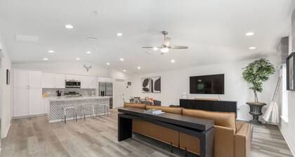 Crownwood Modern New 3bd 2ba WEC equestrian FAST Swimming, Golf