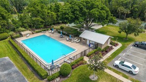 Una piscina al aire libre