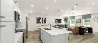 4 min to WEC, Crownwood Modern, NEW 3bd 2ba cozy townhome close to FAST 