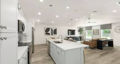 4 min to WEC, Crownwood Modern, NEW 3bd 2ba cozy townhome close to FAST