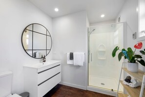 Een douche, handdoeken