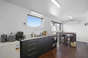 Kühlschrank, Mikrowelle, Herdplatte, Geschirrspüler