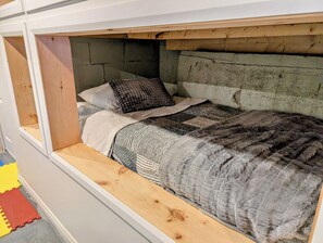 4 sovrum, resesäng, internet och sängkläder