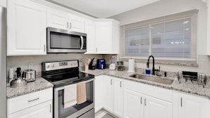 Coffee/tea maker, microwave, oven, stovetop - Charming 3-bedroom house with WiFi, AC in enchanting Auburn Hills (Auburn Hills)