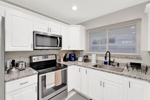 Microwave, oven, stovetop, coffee/tea maker - Charming 3-bedroom house with WiFi, AC in enchanting Auburn Hills (Auburn Hills)