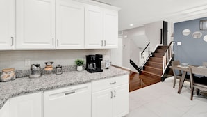 Interior - Charming 3-bedroom house with WiFi, AC in enchanting Auburn Hills (Auburn Hills)