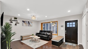 Interior - Charming 3-bedroom house with WiFi, AC in enchanting Auburn Hills (Auburn Hills)